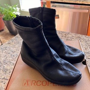 Arcopedico L8 women’s booties size 39, black